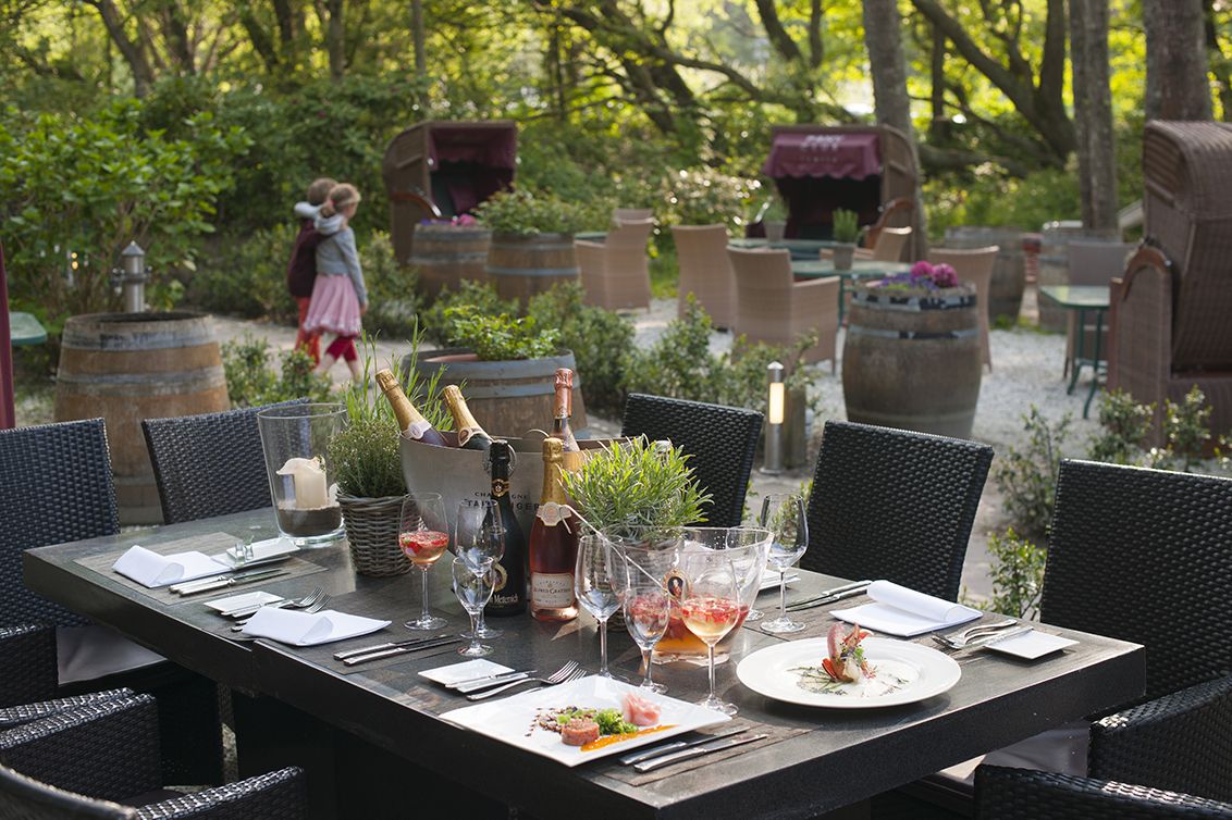 Aussenterrasse Restaurant Vogelkoje in Kampen auf Sylt Tisch mit Vorspeisen und Champagner
